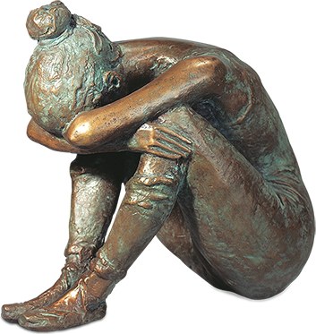 Bronzová truchlící žena sedící na náhrobek, 18×12×19 cm