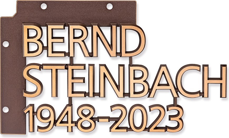 Bronze-Quader mit Buchstaben, linke obere Ecke, Höhe 13,5 cm
